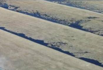 Nahaufnahme einer mit Asbest verseuchten Dachpappe in einem Asbesthaus © 2018, CRB Analyse Service GmbH