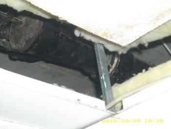 Mineralwolle aus künstlichen Mineralfasern (KMF) als Wärme-Isolierung hinter Wand- und Deckenplatten | © 2019, CRB Analyse Service GmbH