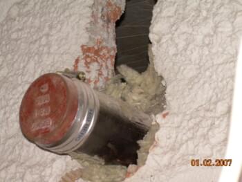 Mit Wärmedämmung aus künstlichen Mineralfasern (KMF) wurden in vielen Gebäuden Rohre gegen Hitze isoliert. | © 2019, CRB Analyse Service GmbH