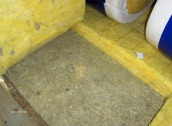 Gelbe Dämmwolle wird häufig auf Dachböden eingesetzt. Alte Produkte können gefährliche Künstliche Mineralfasern (KMF) enthalten | © 2019, CRB Analyse Service GmbH