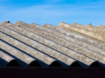 Asbesthaus - Fundstelle: Dacheindeckung aus Faserzement | © 2019, CRB Analyse Service GmbH